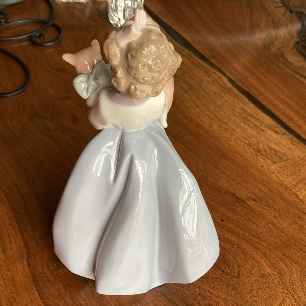 Lladro Girl with Cat - Picture 5 of 11